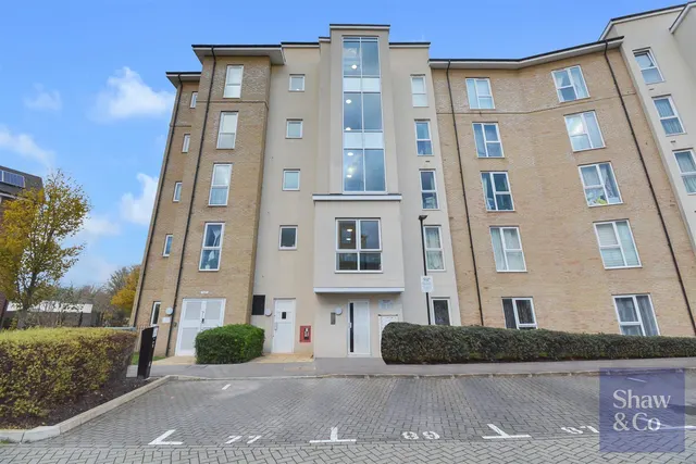 Mayfair Court, Heston, photo 1