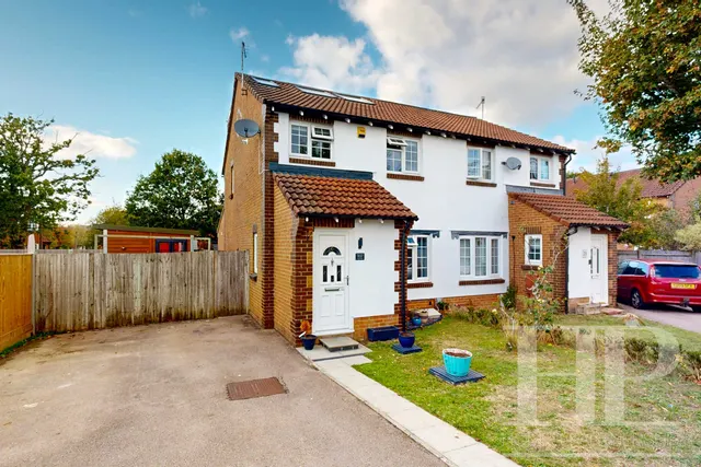 Stirling Close, Maidenbower, RH10, photo 1