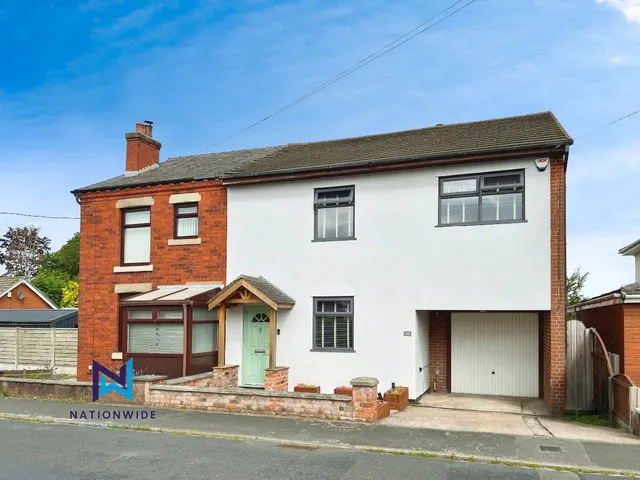 Wood Lane, Chorley, Lancashire, PR7 5NT, photo 1