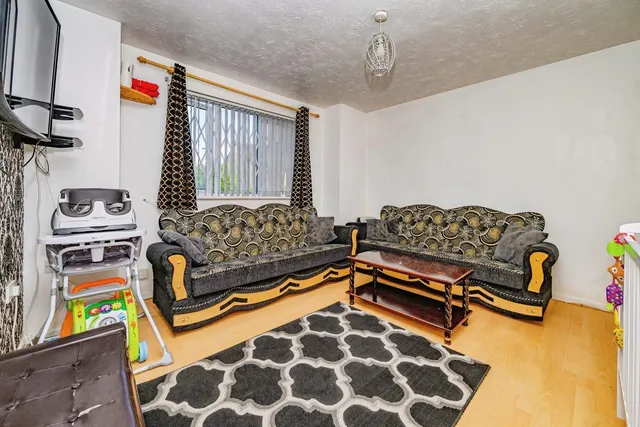 Photo 2 — Simpson Close, LUTON, Bedfordshire, LU4
