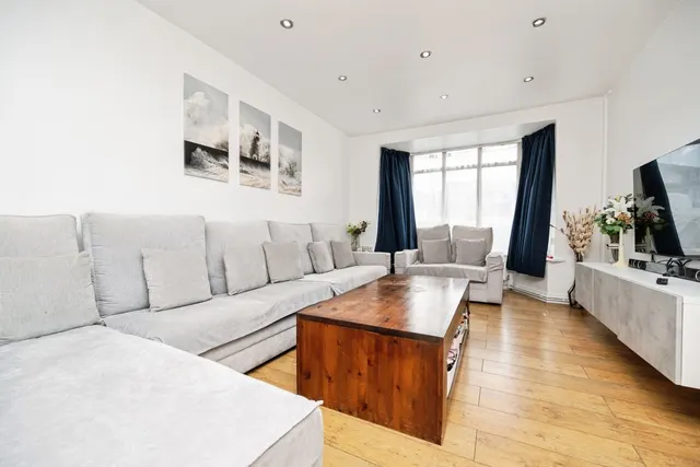 Woodcroft Avenue, B20, photo 2