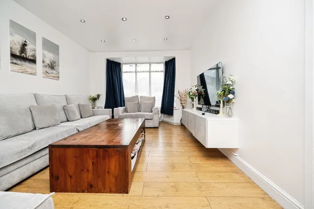 Woodcroft Avenue, B20, photo 3