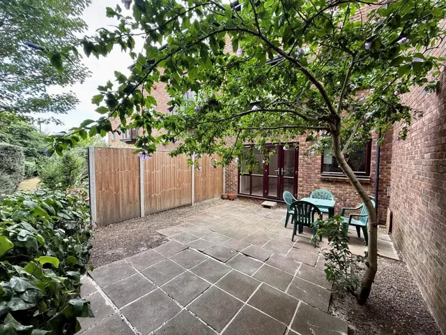 Allendale Close, London, SE5, photo 1