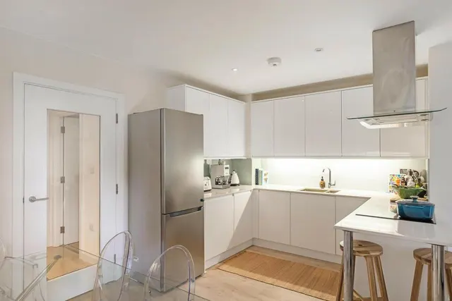 Photo 3 — Grove House, London Road, TW7