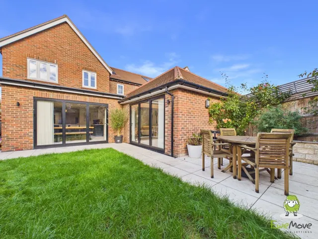 Mansard Crescent, Chineham, RG24, photo 2
