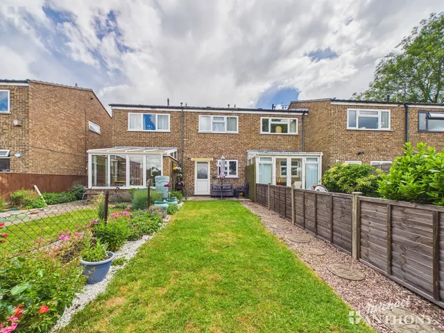 Photo 3 — Redland Way, Aylesbury, HP21 9RJ