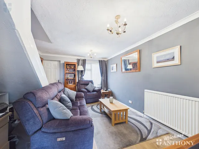 Photo 2 — Redland Way, Aylesbury, HP21 9RJ