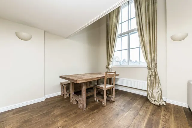 Garratt Lane, SW18, photo 3