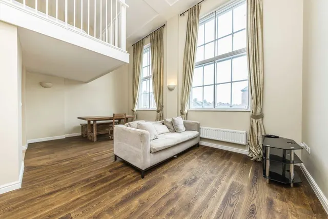 Garratt Lane, SW18, photo 1