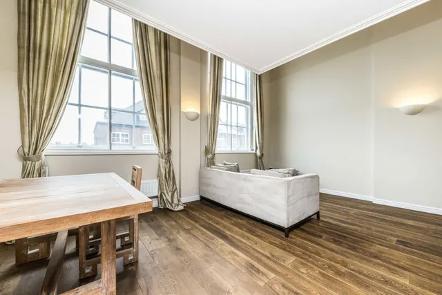 Garratt Lane, SW18, photo 2