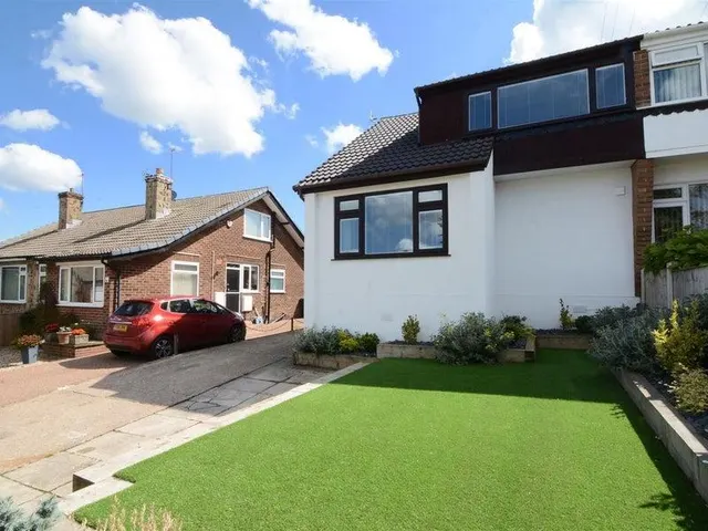 Meadow Park Crescent, Stanningley, LS28, photo 1