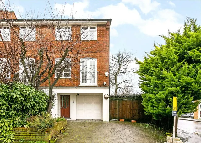 3 bedroom house — Tanworth Close, Northwood, Middlesex, HA6 2GF