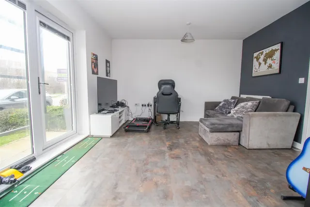 Old Oak Way, Harlow, CM17, photo 2