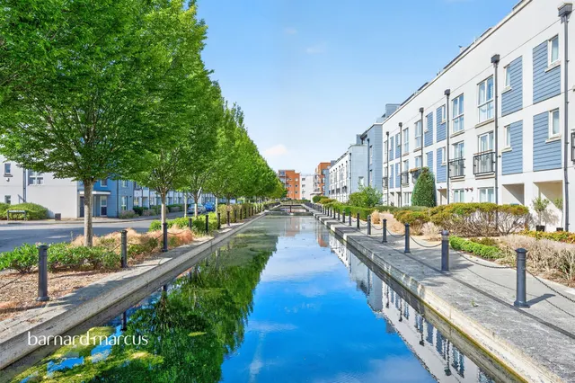 Canalside, Redhill, photo 1