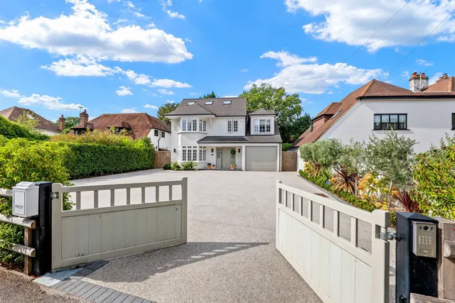 Photo 2 — Tadorne Road, Tadworth, Surrey, KT20 5TD