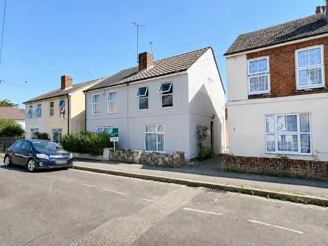 Vine Street, Aldershot, Hampshire, GU11 3EU, photo 1
