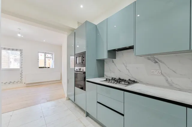 London, SW20, photo 1