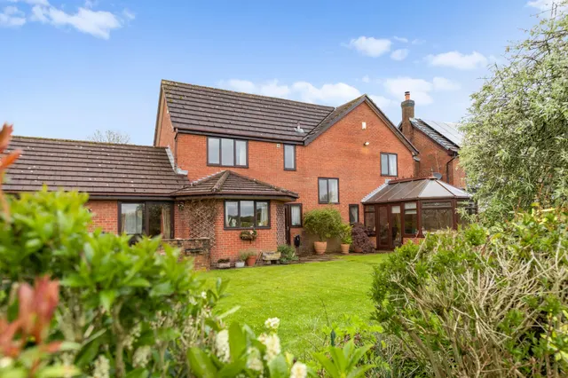 Meadowbank Gardens, Glazebury, Warrington, WA3 5LX, photo 1