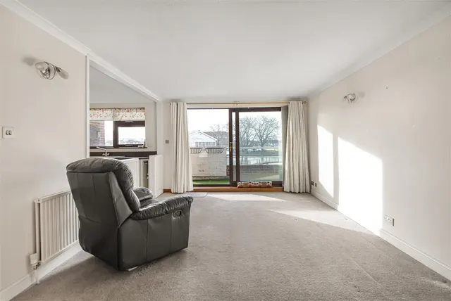Riverside Court, Caversham, RG4, photo 2
