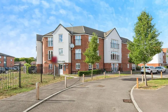 Photo 2 — Keen Avenue, Buntingford