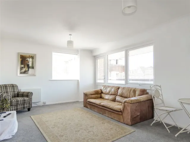 Donnington Place, Rustington, photo 2