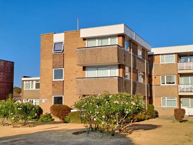 Donnington Place, Rustington, photo 1