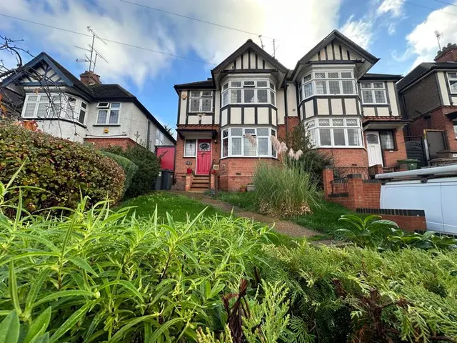 Cutenhoe Road, Luton LU1 3NF, photo 1
