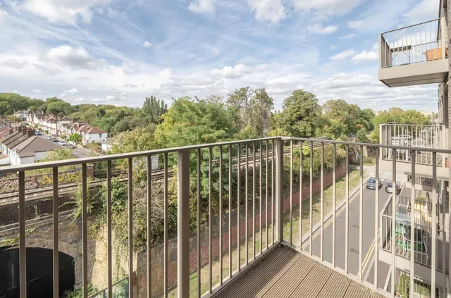 Adenmore Road, London, SE6, photo 2