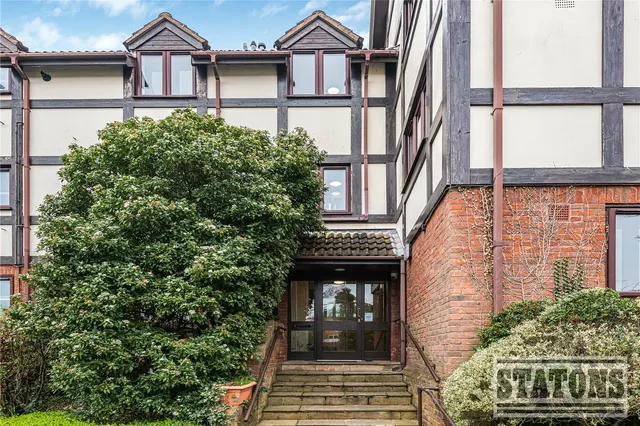 Photo 2 — Crescent East, Hadley Wood, EN4 0EL