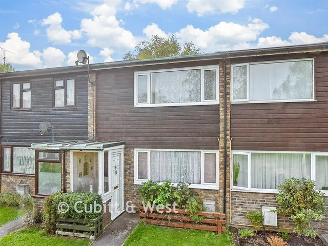 Taylors Crescent, Cranleigh, GU6, photo 1