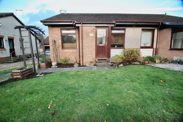 Photo 2 — Broomknowe, Balloch, G68 9AQ