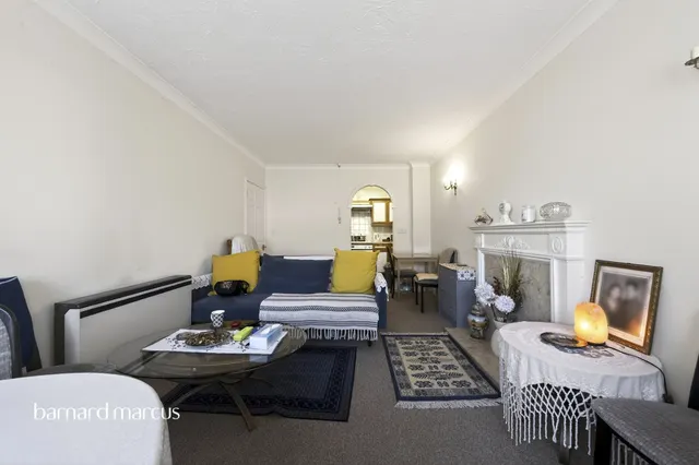 Friern Watch Avenue, London, N12, photo 3