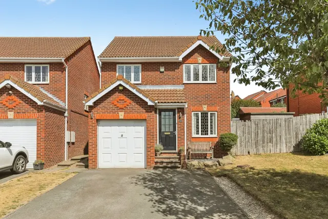 Round Hill, Darton, S75, photo 1