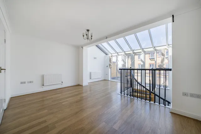 92 Chandler Way, London, photo 1