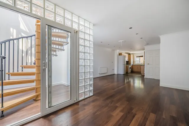 Photo 3 — 92 Chandler Way, London