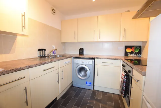 Greenhead Court, Huddersfield, HD1, photo 3