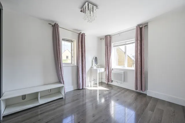 Photo 3 — 114 Kennet Street, London