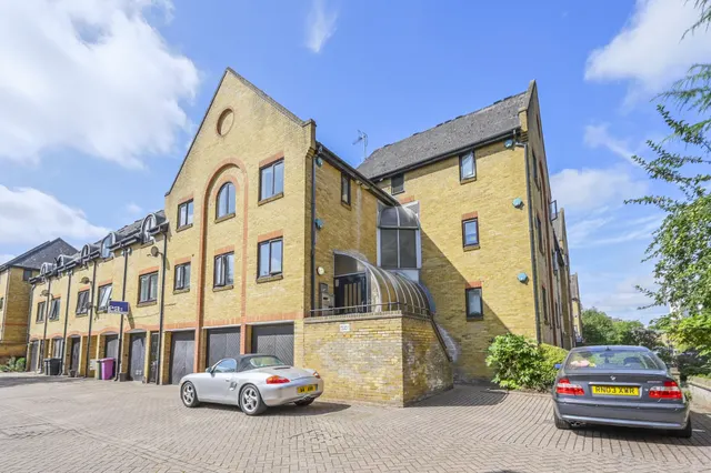 114 Kennet Street, London, photo 1