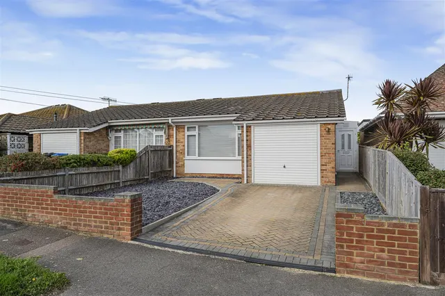 Horsham Avenue, Peacehaven, photo 1