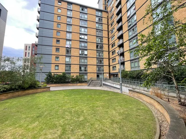 London, W3, photo 1