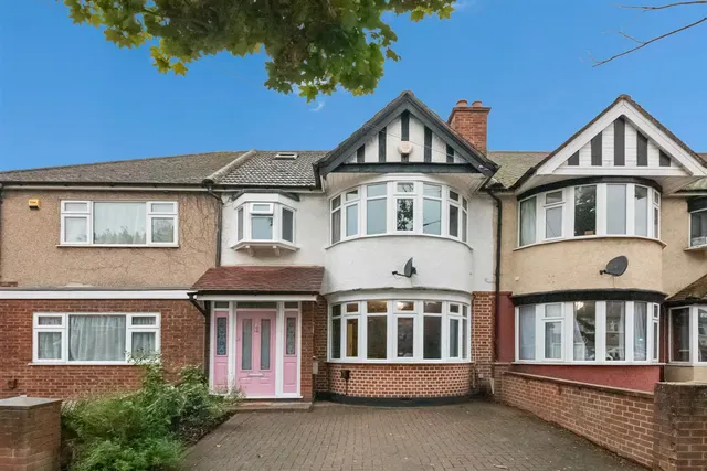 Victoria Road, Ruislip, photo 1