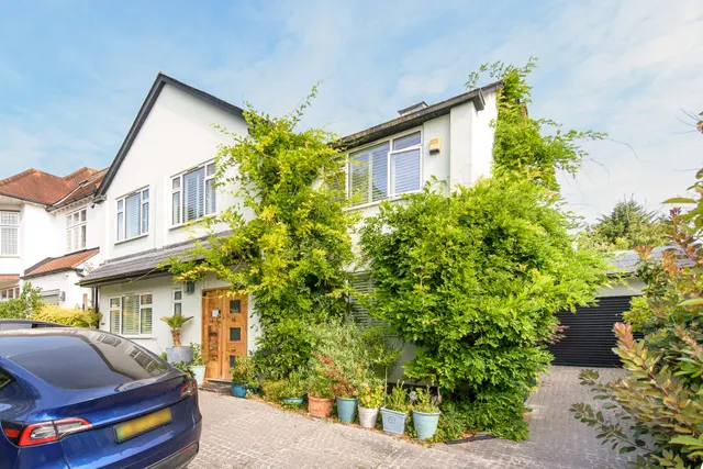 37 Friern Watch Avenue, London, photo 1
