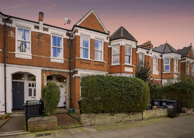 Lyndhurst Road, London, photo 1