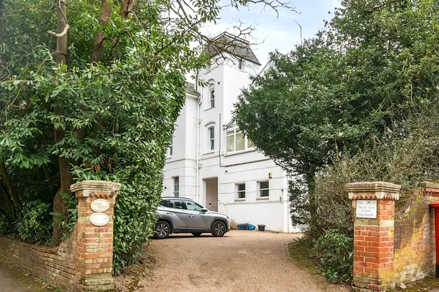 Portsmouth Road, Esher, KT10, photo 1