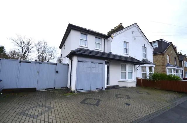 Claremont Road, Staines-upon-Thames, photo 1