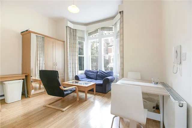 Walpole Gardens, London, W4, photo 1