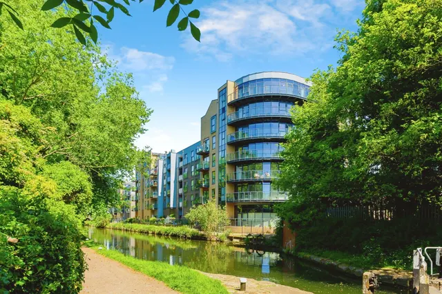 The Embankment, Nash Mills Wharf, HEMEL HEMPSTEAD, photo 1
