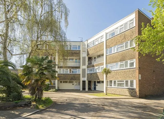 Avenue Road, Hampton, TW12, photo 1