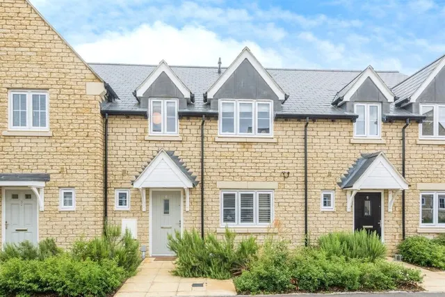 Photo 3 — Olivers Close, WITNEY, Oxfordshire, OX29