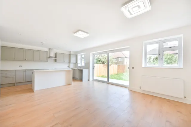 Photo 2 — 126 Fleetwood Road, London